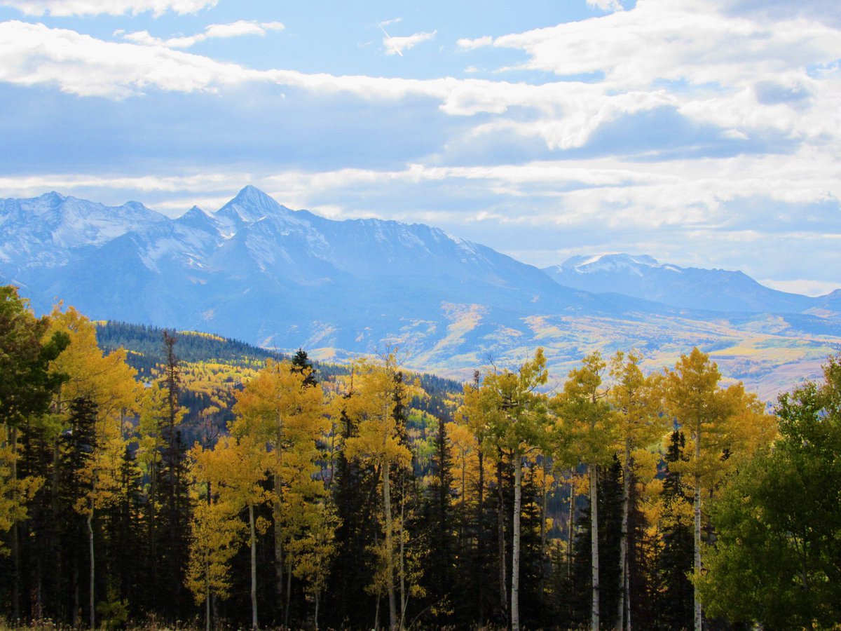 KyleCinVail's tweet photo. Even now the coming of winter is on the horizon. But these old mountains are still having their last riotous, dazzling show before the snow flies and all turns to white. #FallCOLORado🍂 https://t.co/Wl4LmUU0tA