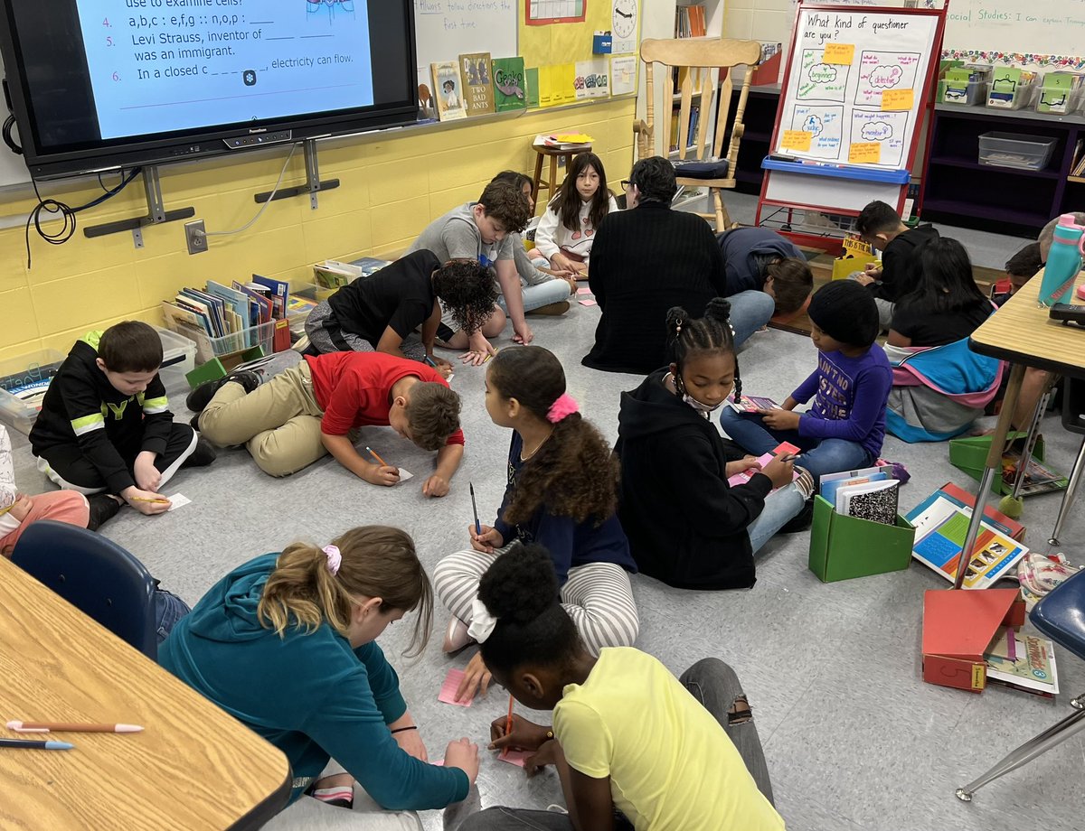 Fourth graders <a href="/BereaElementary/">Berea Elementary School</a> work with partners to create questions about our mentor text during the active engagement portion of our reading minilesson. @NerissaQLewis @TomMillerBES  <a href="/SpecialistsELA/">ElemELASpecialists</a>