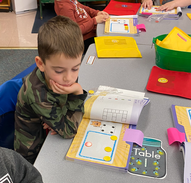 MrsDanaEE's tweet photo. We had great thinking in math today! These kinders learned how to use a new math tool - red and yellow chips! We used our chips to show the number 4 different ways! #ourmathtoolbox #mathmindsatwork https://t.co/9v8w3PSjoT