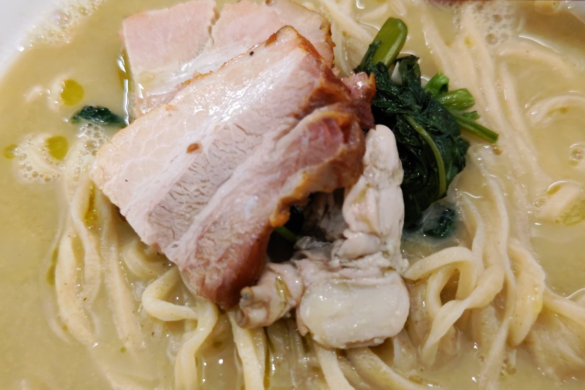 derby0829's tweet photo. 東京都中央区
麺や 七彩
八丁堀店

【本日の限定!!】
牡蠣煮干そば
🍜( 'ч'๑ )ŧ‹"ŧ‹

スープは牡蠣の煮干と塩のみで！
トッピングには真牡蠣のコンフィ・
豚バラ肉の燻製ちゃーしゅー・
空芯菜のニンニク炒めを！

ミシュランガイド東京
2017・2018ビブグルマン
に掲載されました🍜

#麺や七彩 https://t.co/wJtIzCalNM