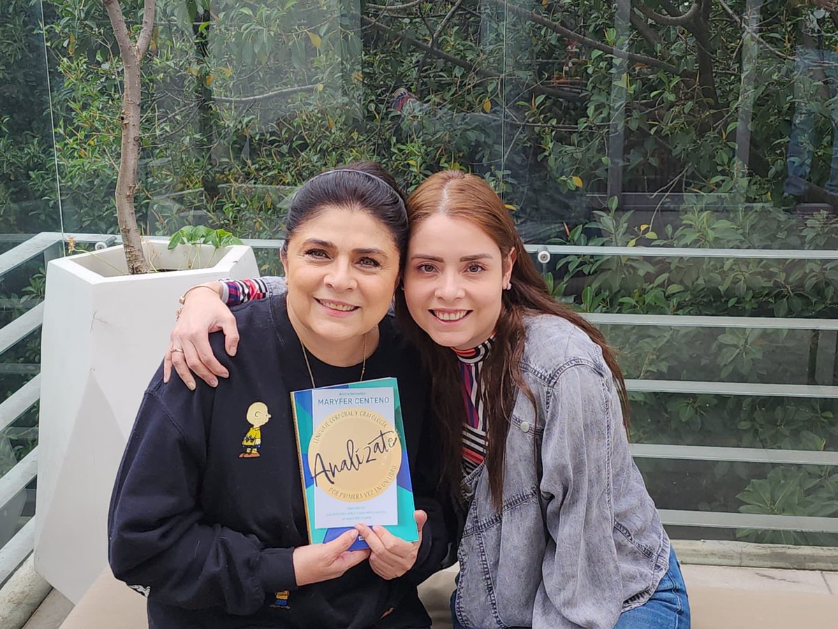 victoriaruffo31's tweet photo. Felicidades por tu libro! Te quiero ⁦@Grafocafe⁩  Gracias por ser mi amiga! ❤️❤️❤️ https://t.co/hhRsLiBz7t
