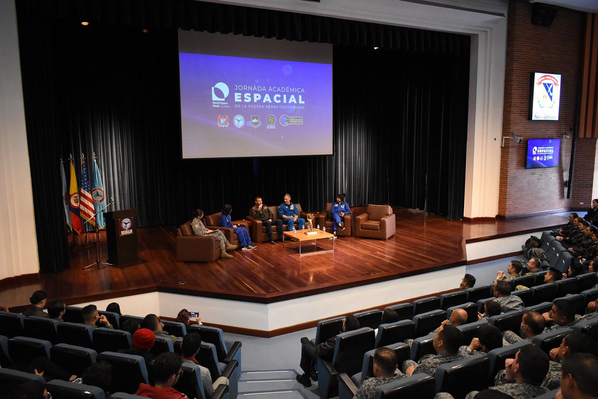 EsdegCol's tweet photo. La Escuela de Postgrados de la @Fuerzaaereacol realizó la Jornada Académica Espacial con el fin de promover la cultura espacial en el país por medio de la integración del Estado, la industria y la academia que permitan consolidar el Poder Espacial en Colombia 🇨🇴🚀
#Epfac https://t.co/M8K7277NNN