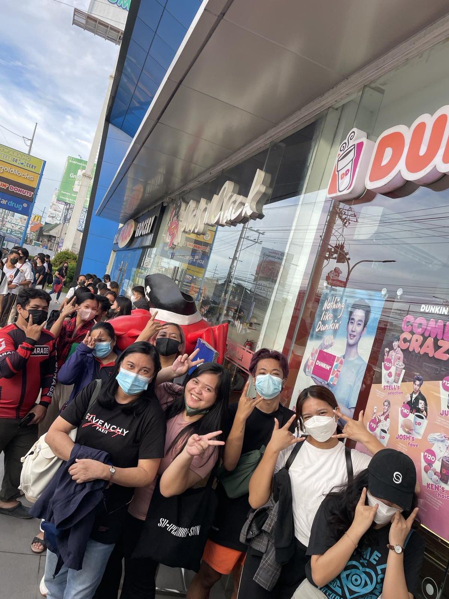 dunkinph's tweet photo. Team early risers and excited to secure #WYATTourClark tickets! 🤘#DunkinPHxSB19 https://t.co/j93RzlOYEy