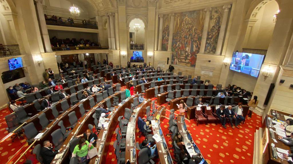 jarizabaletaf's tweet photo. Atención Colombia, 

Así está la plenaria de la Cámara en este momento. Como el gobierno ya compró los votos para pupitrear su reforma, no asiste nadie y eso que está hablando el Ministro de hacienda #NoAlPupitrazoPetrista https://t.co/jww0khBfEU