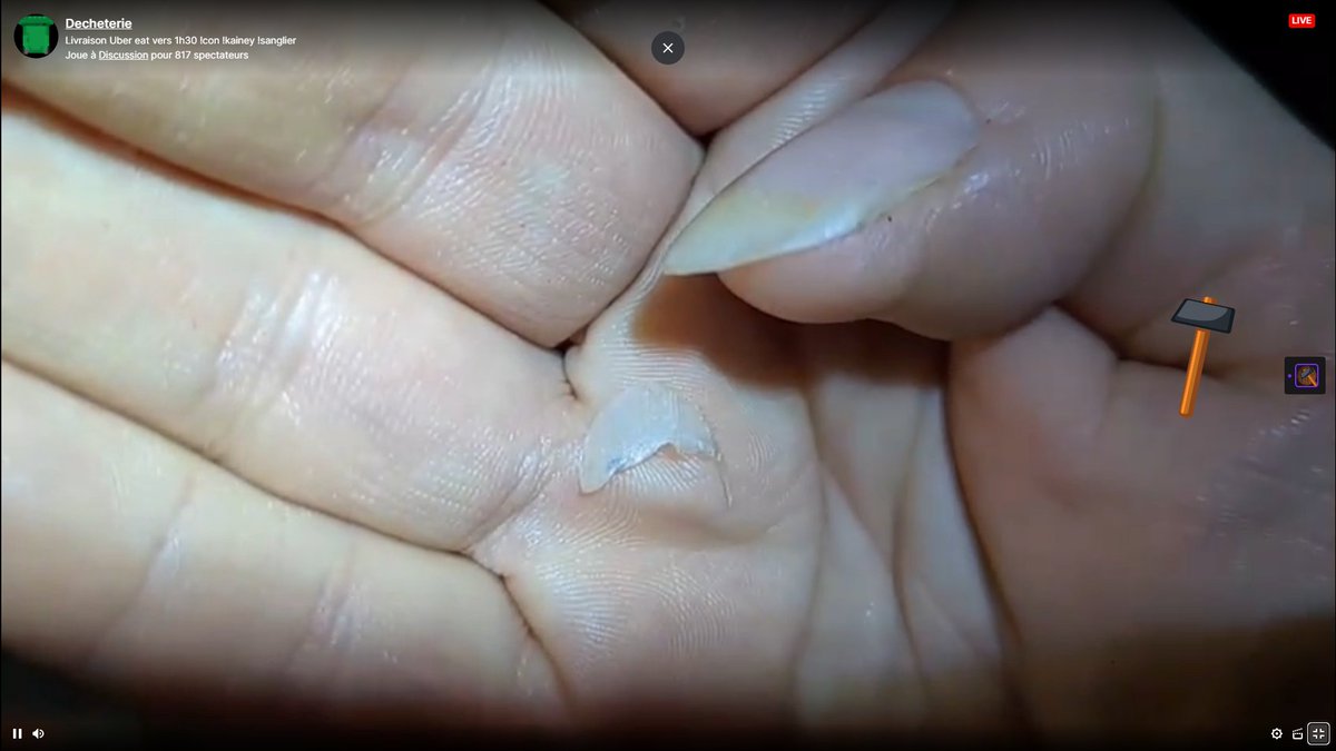 PierrickGoujon's tweet photo. L'ongle du pouce de ma main gauche vient de rendre l'âme.

Il est mis officiellement en giveaway a l'un de ceux qui retwitteront la présente photo du corps.
(= RT si T triste) https://t.co/4WYGHBuYRm