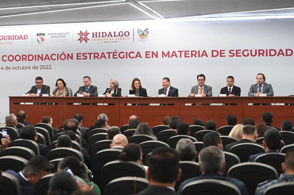 SESNSP's tweet photo. En el marco de la implementación del #MNPyJC aprobado por el #CNSP, @claraluzflores expuso algunos de los componentes más importantes de este Modelo, ante los 84 presidentes municipales del estado de Hidalgo y el Gobernador @juliomenchaca_
#JuntosConstruimosLaPaz https://t.co/XeJDGxsLi0