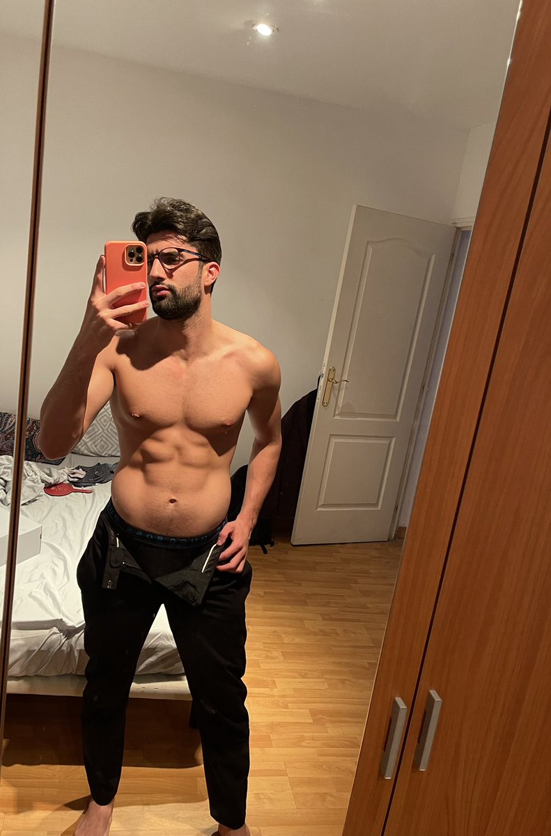 danibeja97's tweet photo. Porfin llegue de la oficina 😈 #viral #onlyfans #onlyfansFree https://t.co/7eKQypoCgW