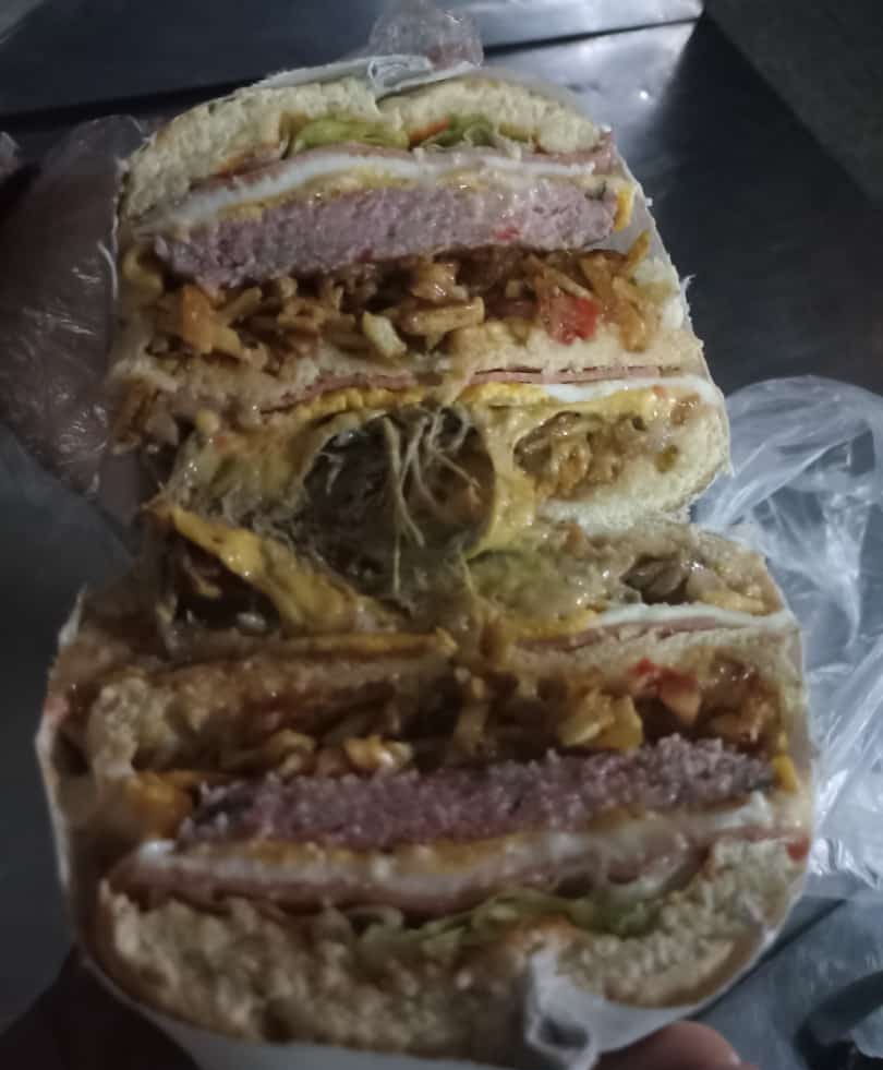 Dcarmencitavccv's tweet photo. Delicioso es comerse una hamburguesa con TODO 😍😋
#Hamburguesa
#CenaLight
#ComidasDeliciosas 😋 https://t.co/sr4JvhLjbz
