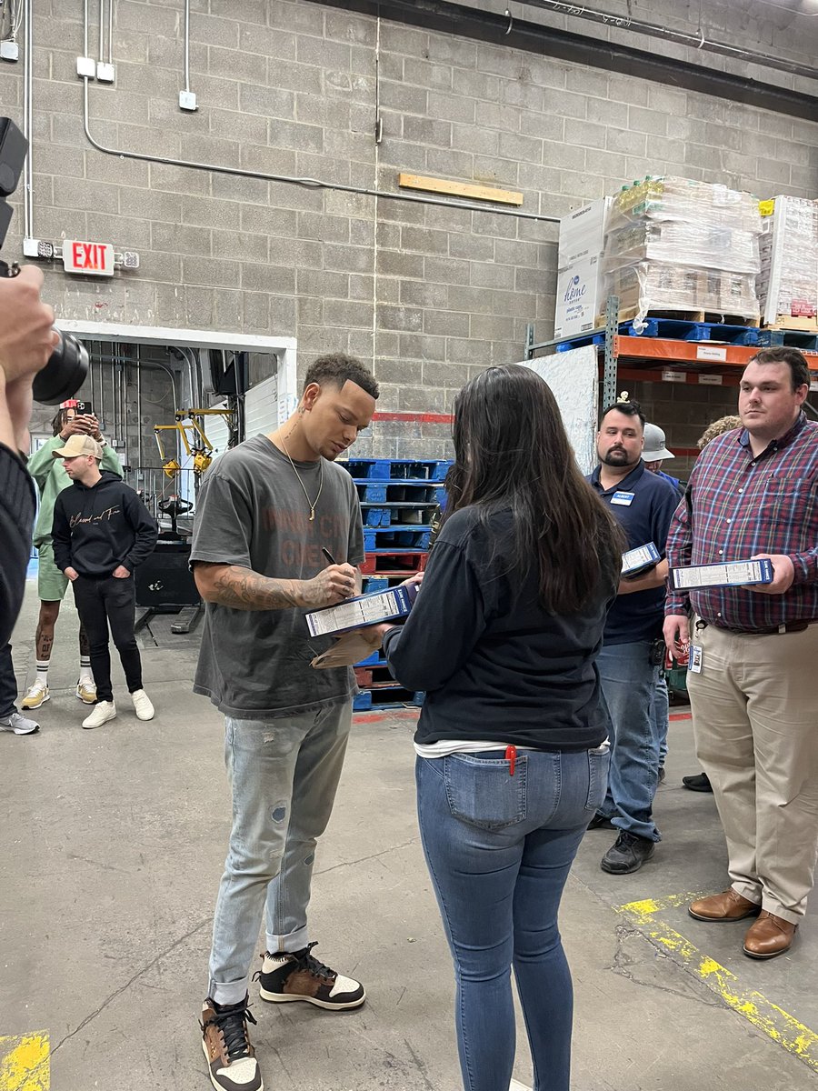 JuliaPalazzo_'s tweet photo. We had a great time surprising associates/customers/fans with @kanebrown today to celebrate the launch of his new cereal. You can find Kane Krunch in select Nashville area @kroger stores! Portion of proceeds help various charitable efforts near and dear to his heart! https://t.co/HJh2Z8ByEo