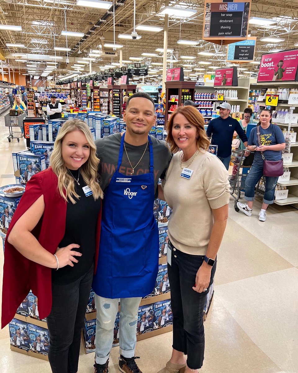 JuliaPalazzo_'s tweet photo. We had a great time surprising associates/customers/fans with @kanebrown today to celebrate the launch of his new cereal. You can find Kane Krunch in select Nashville area @kroger stores! Portion of proceeds help various charitable efforts near and dear to his heart! https://t.co/HJh2Z8ByEo
