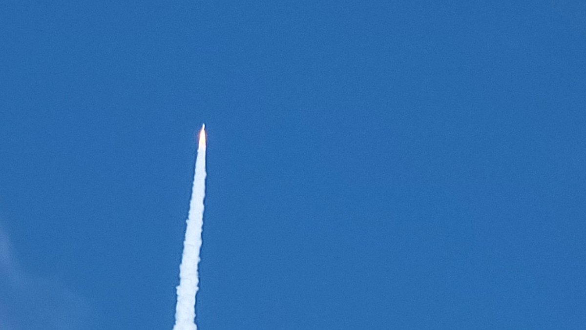 SpaceCoastSkies's tweet photo. Up up & away
into that brilliant blue sky!
#GoULA Go!#rocketinducedcrepuscularrays #flwx
#haiku #SpaceCoastSkies #AtlasV #poetry #becausespace #becauseArt https://t.co/bSgXjtJ1bw