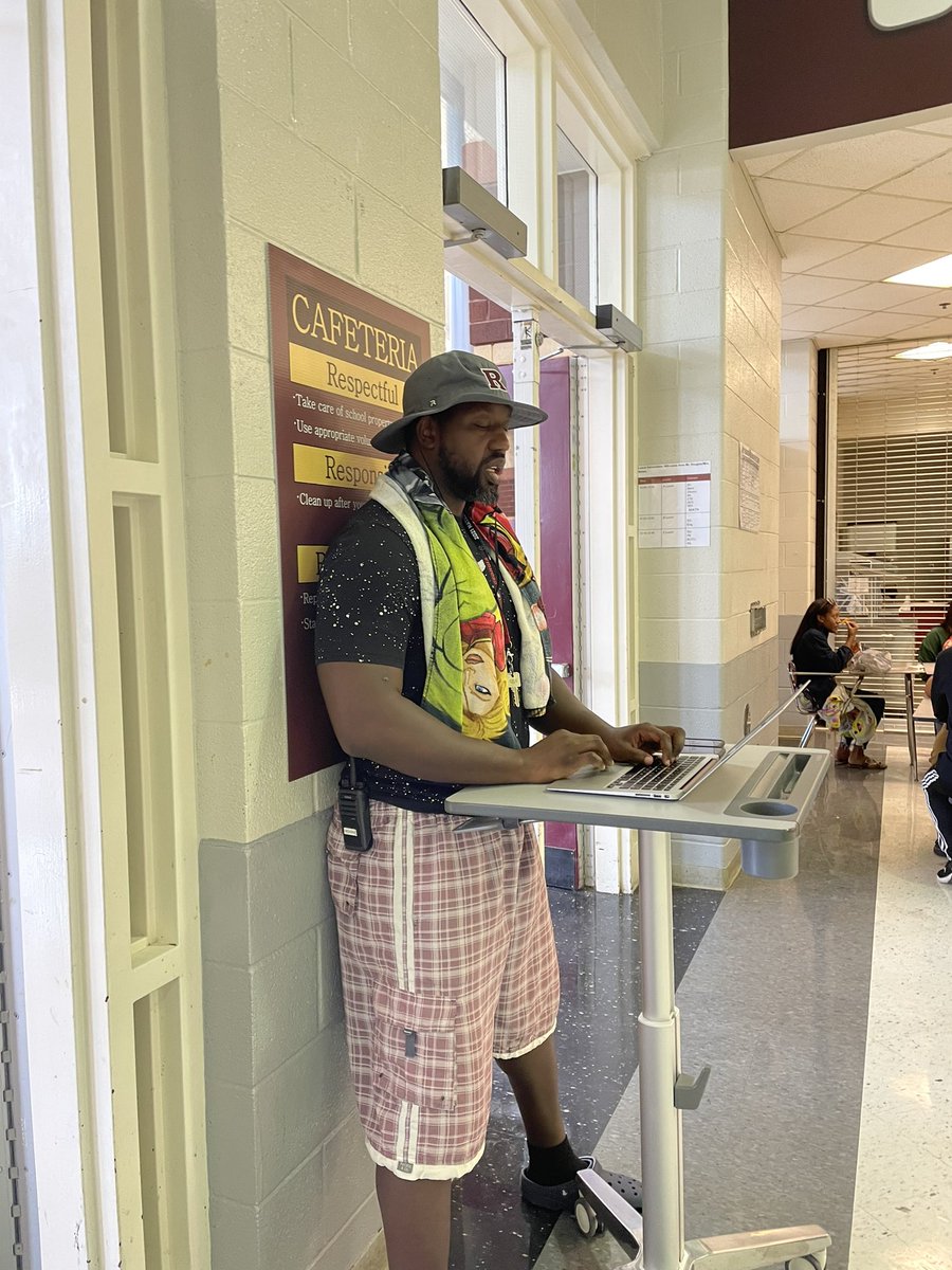 studentofedu's tweet photo. Although it started out chilly, today we created a warm vibe with Beach Day ☀️🏝!  The fellas showed our. 🐾 #beachvibes #homecomingweek #jaymrobinson #bulldogs https://t.co/VspoDtynT1