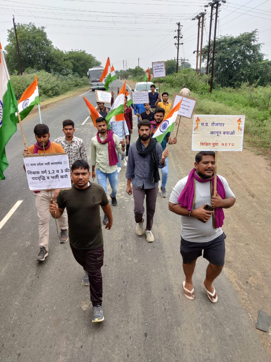 NEYU4MP's tweet photo. भर्ती सत्याग्रह इंदौर से भोपाल पैदल यात्रा का आज चौथा दिन, पुष्पगिरी से मेहतवाड़ा की ओर कूच।

आप सभी यात्रा में शामिल हो सकते हैं
7509125613

@NEYU4INDIA 
@Radhejat1983 
@akanshathakur7 
@MPTakOfficial 
@SURENDRA_NEYU https://t.co/EFa4blQ56P