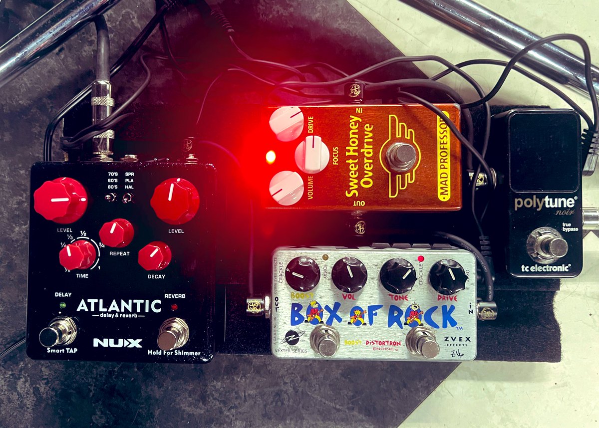 eilespaul's tweet photo. そういえば最近のお気に入りセットはSHOxBORでございます #boxofrock #zvex #sweethoneyoverdrive #madprofessor https://t.co/QXWiBIr5Go