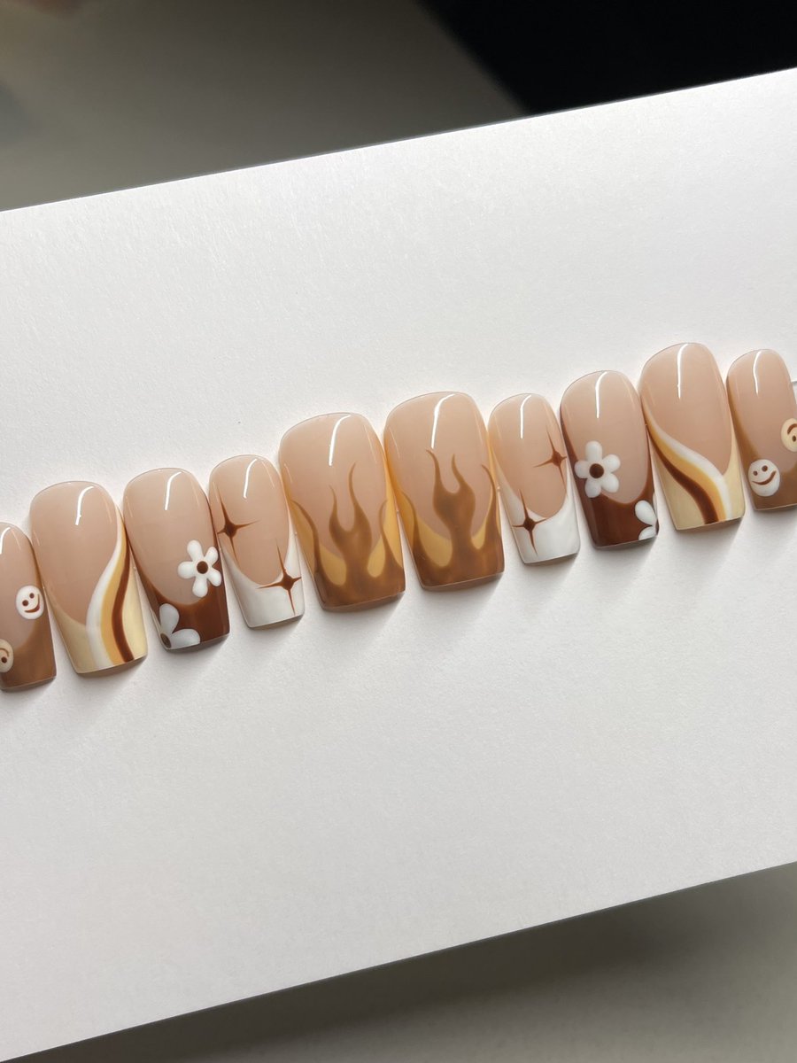 nailsXflower's tweet photo. super cute and fun fall french design 🤎🤍 #pressonnails #luxurypressonnails #nails #dreamfacereveal #TREASURE #fallnails #pressonnailsforsale #custompressons https://t.co/1gxV4PP6AD