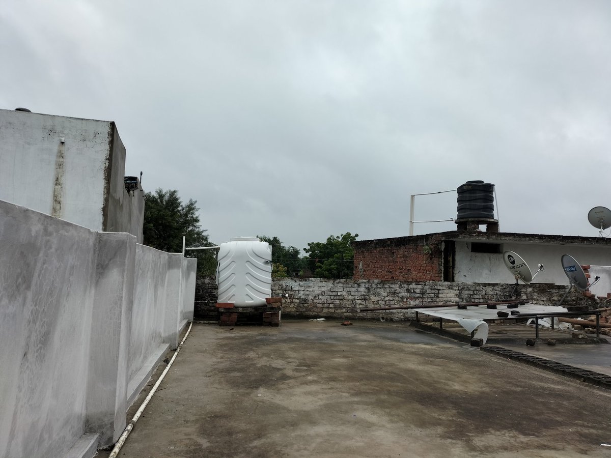 samvaish93's tweet photo. Although 24 km away #colonelganj and 60km away #bahraich are getting good rains but here in #gonda just cloudy 😔 #kotian_viraj  #LiveWxIndia #CycloneAnalyser #tripdev #Mpalawat #Aashish77257678 #RoarWeather #Selwyyyyn #lovelyweather_   #shubhamtorres09 #OdishaWeather7 https://t.co/W2mTodle59