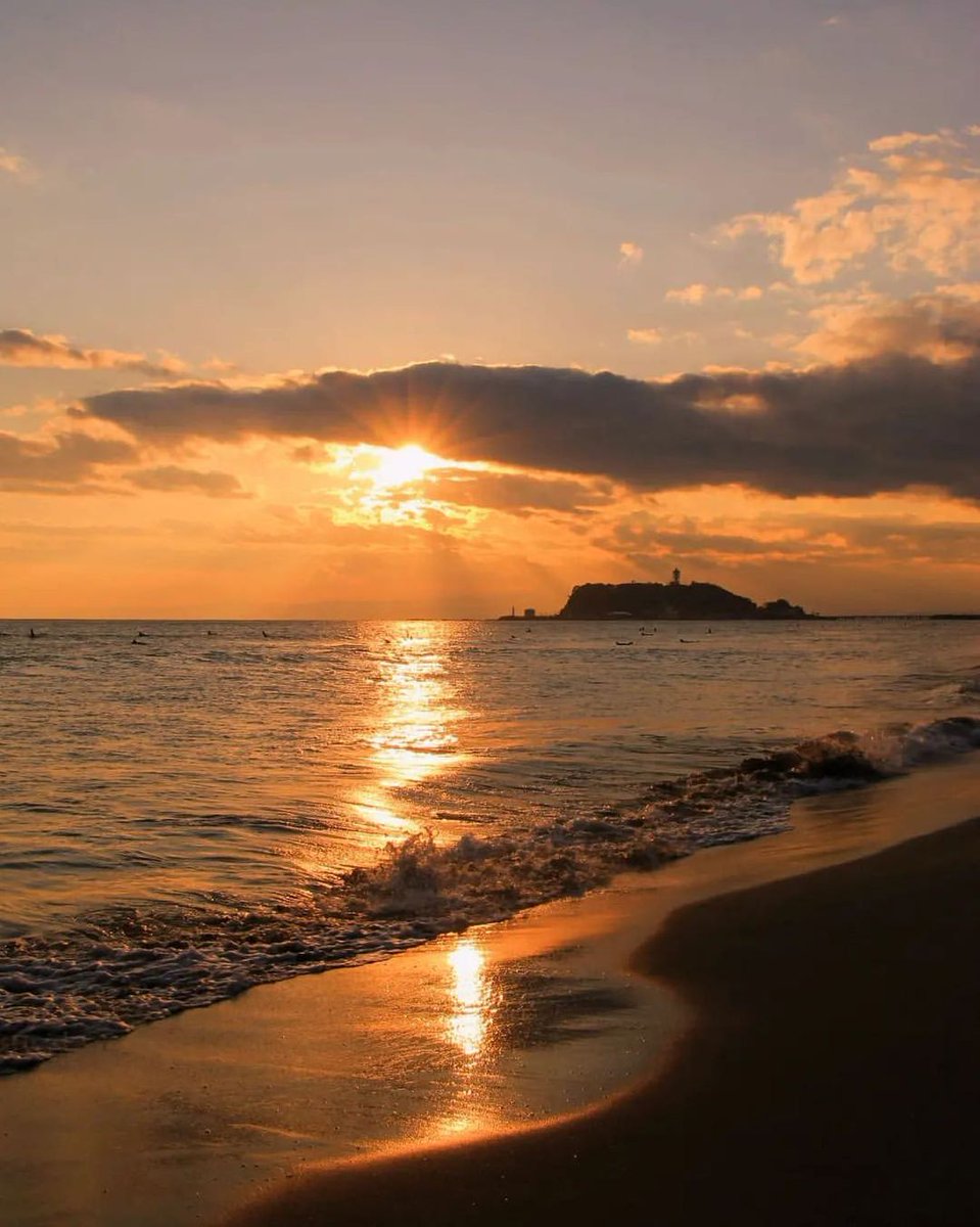 CR6846's tweet photo. To be free, you have to sacrifice security. If you want to be idle, you will not be able to get the achievements that others judge. If you want to be happy, you don't need to care about the attitudes of those around you. To move on, you have to leave where you are now. https://t.co/jiUevg4PlT