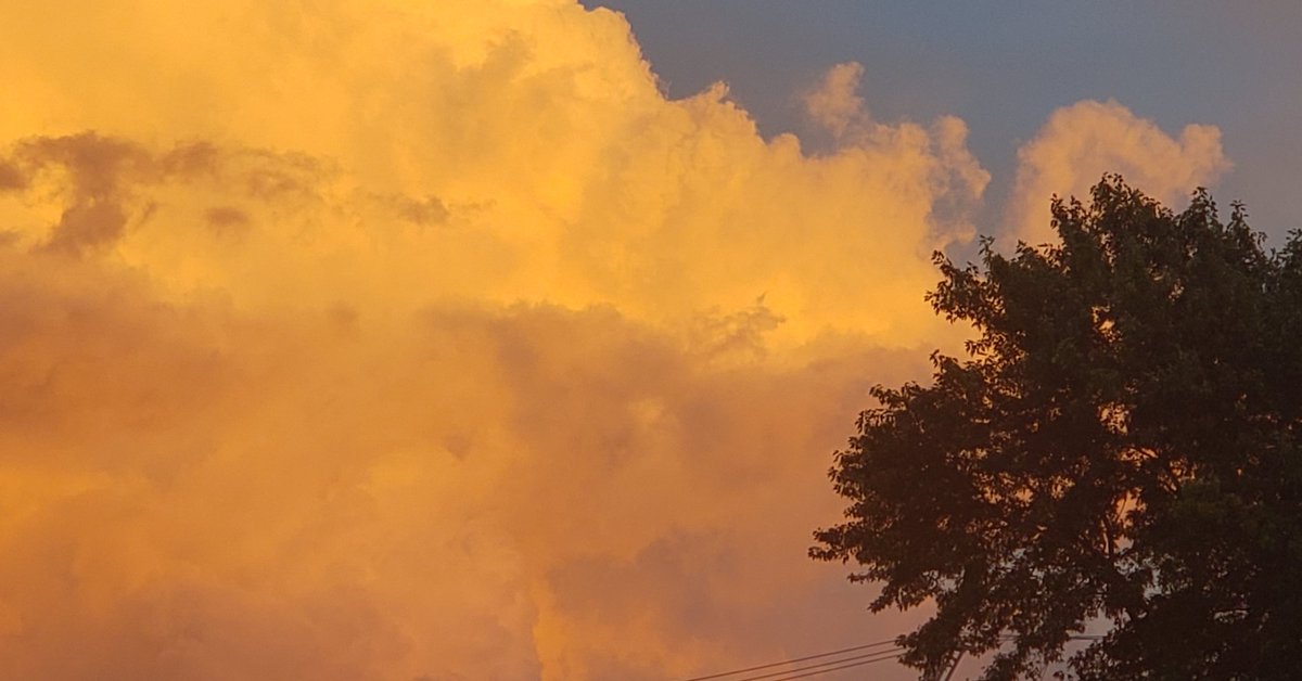 Dravinixia's tweet photo. Orange cloud. #photograghy #PhotographyIsArt #art #artist #artistontwittter #FYP #fypシ #fypシviral https://t.co/BaJKvJRwvg