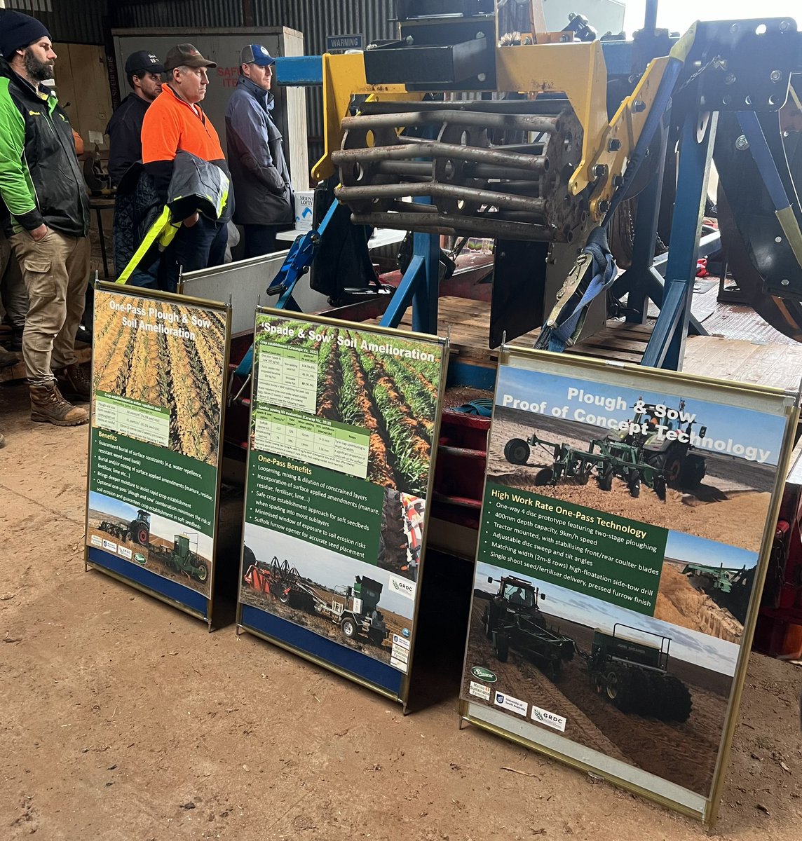 MsfMallee's tweet image. @theGRDC Optimising soil amelioration/machinery performance trial at Walpeup today. What is the best option for your soil. Looking at the soil pit vertically today due to 🌧. But we did get a quick 👀 @lowan139mick thanks for showing us your soil profile. #MsfProjects #sandysoils