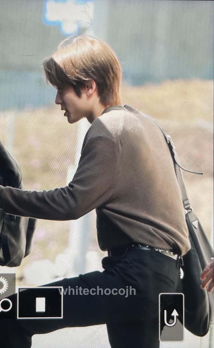 my_springjh's tweet photo. 정재현 해외만 가면 스키니 입음 https://t.co/S7vVYEY8bq