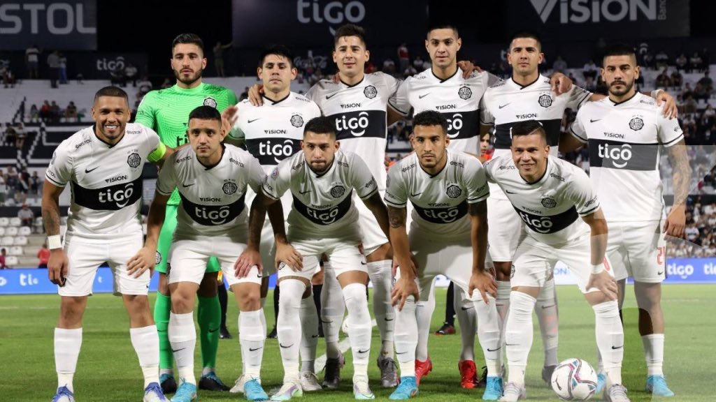 OLlMPlA's tweet photo. [ABRO HILO] 

Una foto del plantel de Olimpia por año (2022-1902) https://t.co/S56vzuL0O9