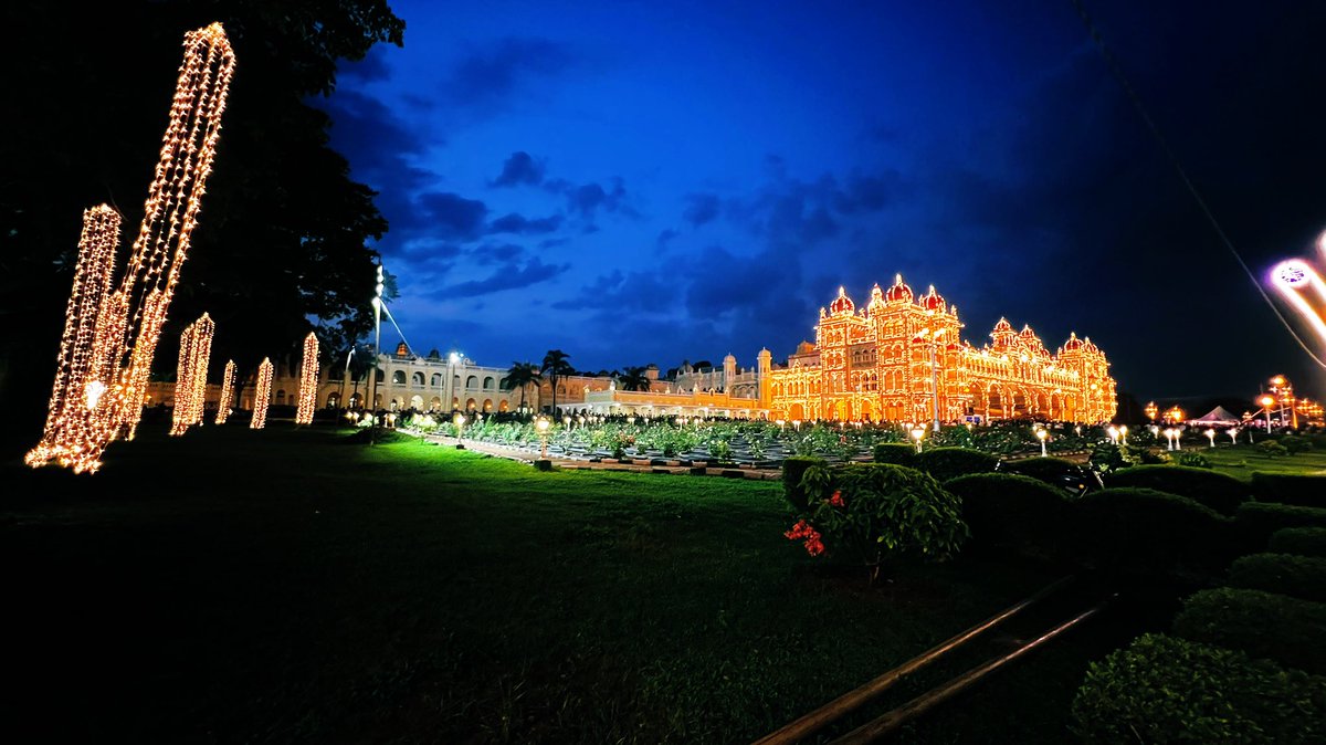 Shutterpillar_'s tweet photo. Mysore Palace decorated amazingly on the occasion of #Dussehra . The lights give it a magical look. https://t.co/MijRhmr4oi