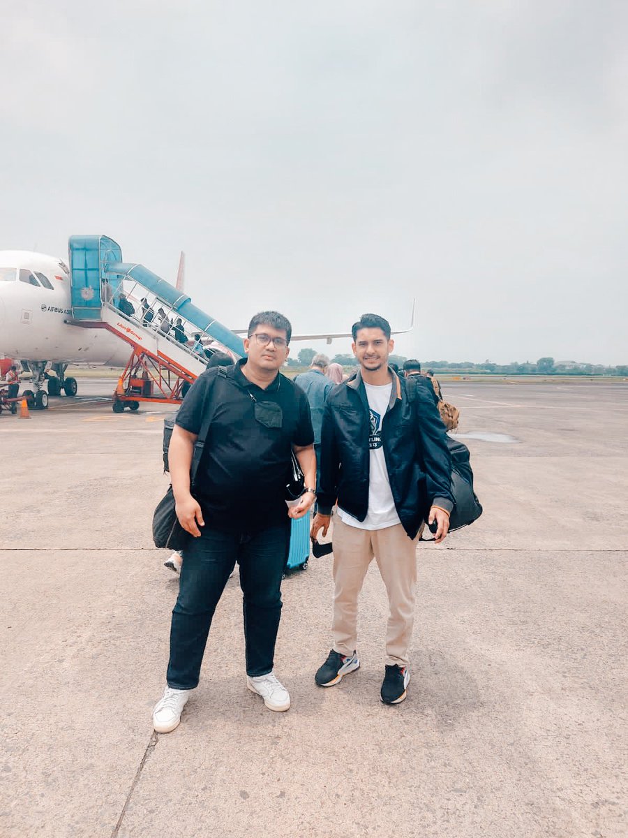 Siang ini, <a href="/toptobs/">Tobias ginanjar</a> berangkat ke Malang bareng <a href="/DikySoemarno/">DikySoemarno</a>. Have a Safe flight. #DukaMalangDukaKitaSemua