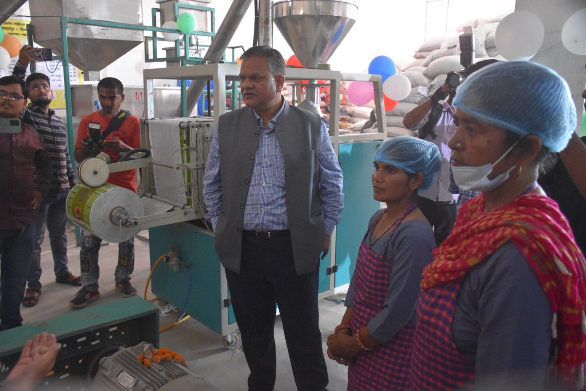 UpRuralDev's tweet photo. इस दौरान उपस्थित अधिकारियों एवं स्थानीय जनप्रतिनिधियों के साथ प्लांट का भ्रमण कर प्लांट की स्थापना करने वाली समूह की महिलाओं से संवाद किया
#SHG #THR https://t.co/k6mJgq7gX7