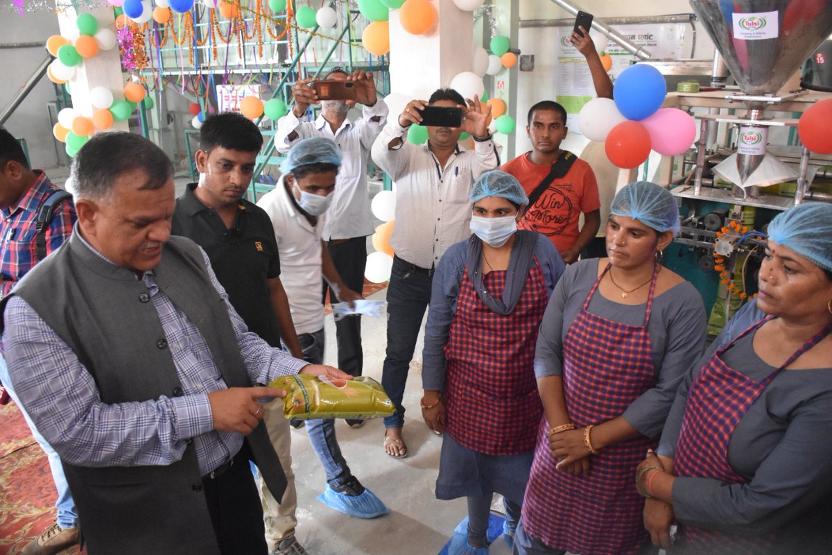 UpRuralDev's tweet photo. इस दौरान उपस्थित अधिकारियों एवं स्थानीय जनप्रतिनिधियों के साथ प्लांट का भ्रमण कर प्लांट की स्थापना करने वाली समूह की महिलाओं से संवाद किया
#SHG #THR https://t.co/k6mJgq7gX7