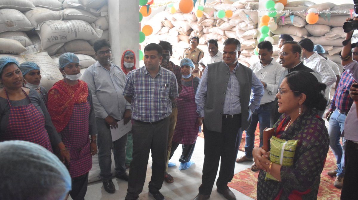 UpRuralDev's tweet photo. इस दौरान उपस्थित अधिकारियों एवं स्थानीय जनप्रतिनिधियों के साथ प्लांट का भ्रमण कर प्लांट की स्थापना करने वाली समूह की महिलाओं से संवाद किया
#SHG #THR https://t.co/k6mJgq7gX7