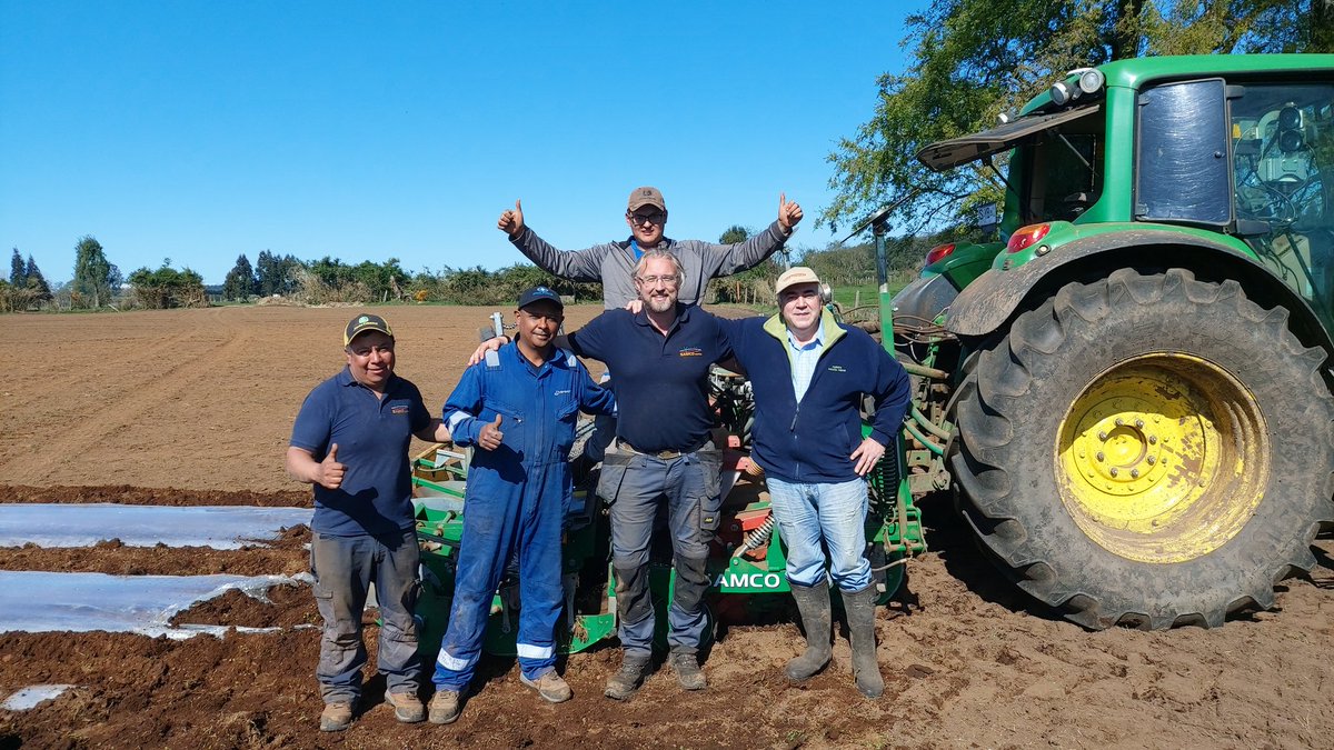 samcosystem's tweet photo. Matthew Shine of #samcosystem 🇮🇪 with the @COOPRINSEM team setting up machines and demonstrating maize under degradable #mulchfilm in Chile 🇨🇱 this week with growers #globalambition @IrlEmbChile #maize22 @IrishExporters https://t.co/fMxlKw7r7z