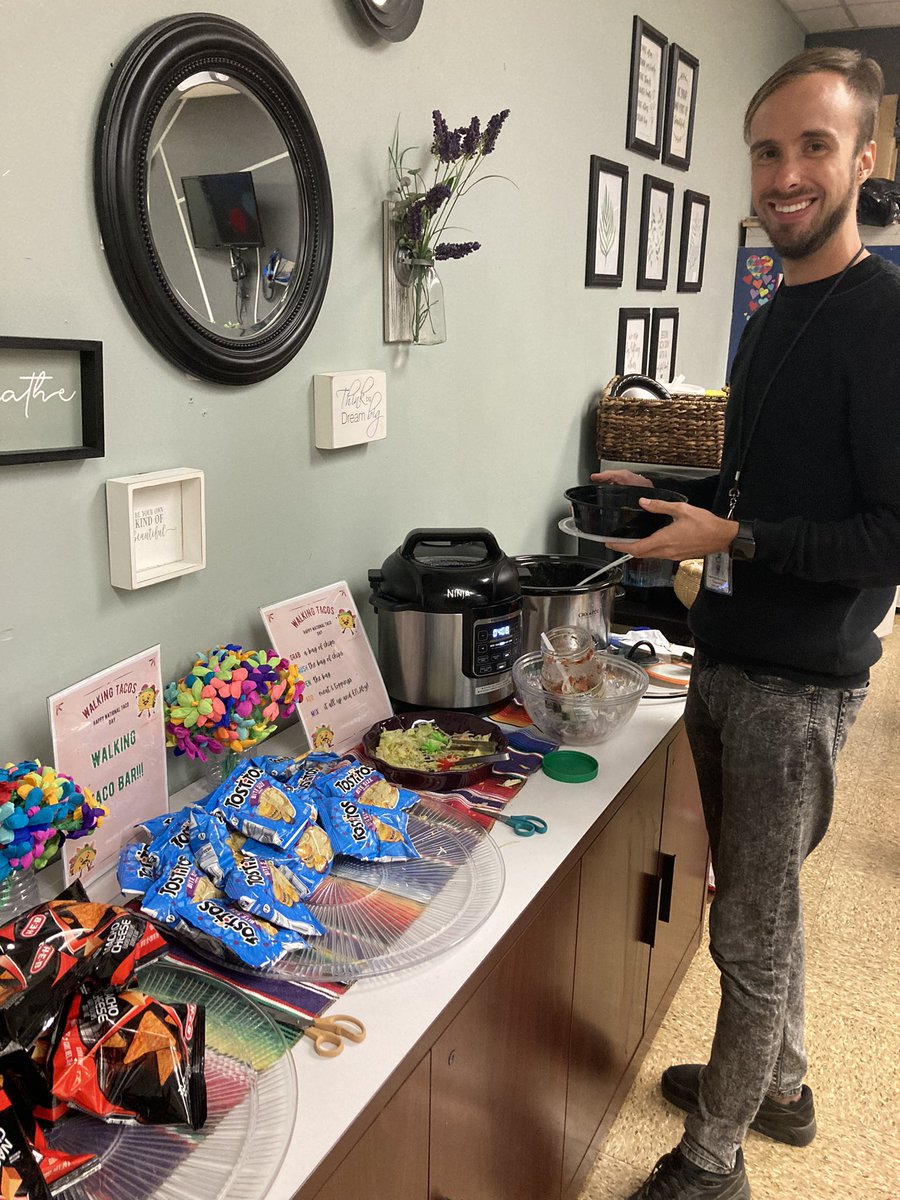 OHE3rd's tweet photo. Thank you to our amazing Admin Team for the delicious lunch treat today! @OakHillElem @AlexandraTarpl1 https://t.co/d2149Wl9YN