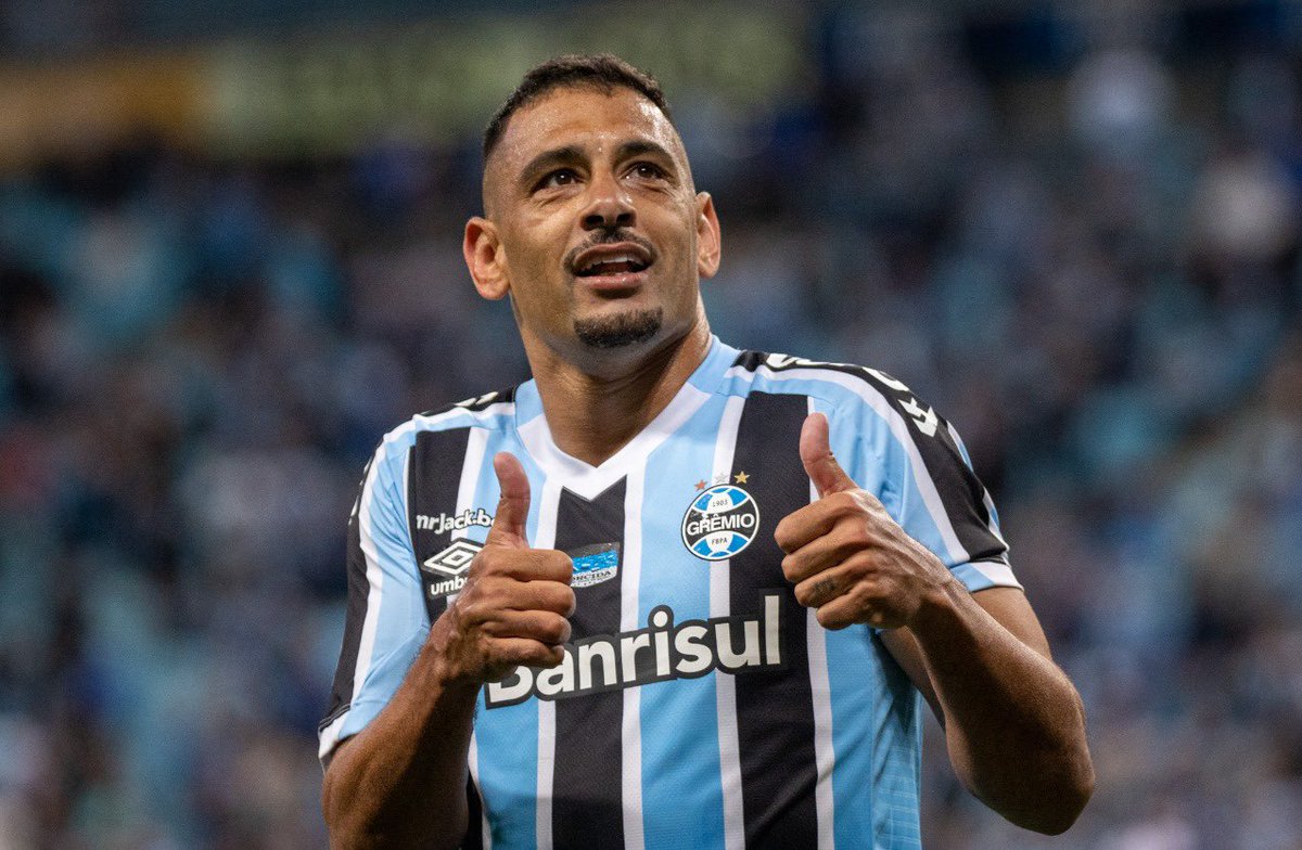 DiegoSouzaDS87's tweet photo. Mais um passo dado!! Vamos, @Gremio!! 🙏⚽️🇪🇪 #DS https://t.co/IYdzgm5AyY