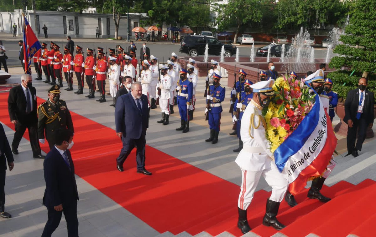 MMarreroCruz's tweet photo. Colocamos ofrendas florales en nombre de #Cuba 🇨🇺, en el Monumento a la Independencia y el Monumento al rey Padre Norodom Sihanouk en #Cambodia. https://t.co/6jEBu2Ogen