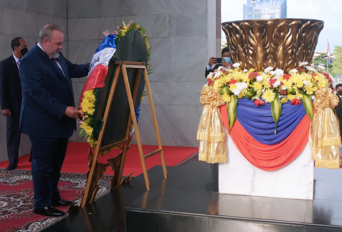 Colocamos ofrendas florales en nombre de #Cuba 🇨🇺, en el Monumento a la Independencia y el Monumento al rey Padre Norodom Sihanouk en #Cambodia.