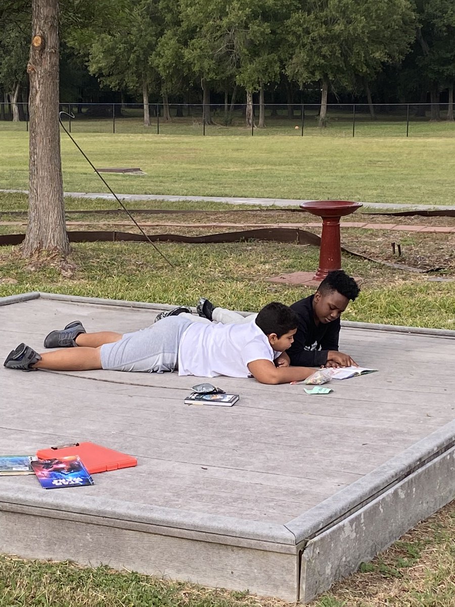 YeatesHeather's tweet photo. Today was a beautiful day to take our reading outside! #readingcommunity #fallweather #Reading #robrangers https://t.co/MyjOTS2DWe