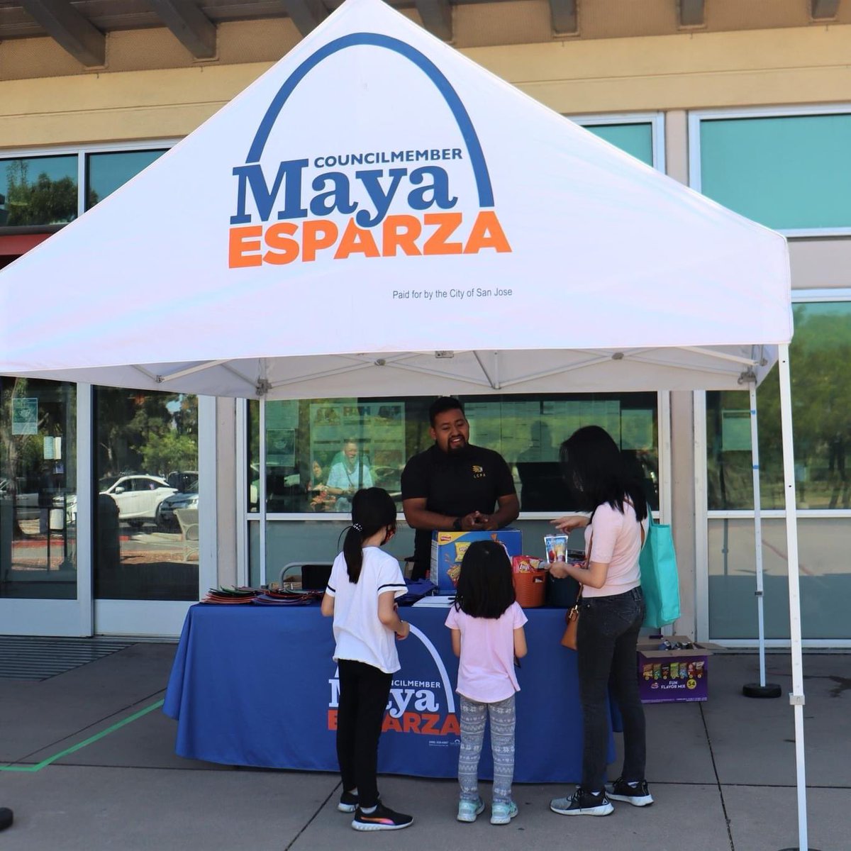 MayaEsparzaSJ's tweet photo. This past Sunday, we were able to connect with residents using the new Sunday hours at the Tully Branch Library! With snacks & drinks, games & activities, and a food truck, everyone had a wonderful time out in the community!
#sanjose #mayaesparza #libraries #library #sundayhours https://t.co/QyMDqEMrEY