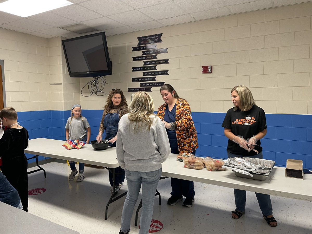 SummitWildcats's tweet photo. More Literacy Night fun! https://t.co/sAwyvRPpbG