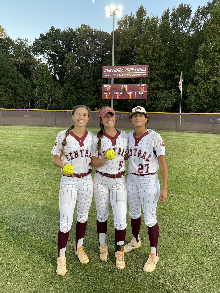 CHSsbLions's tweet photo. Great region win tonight over Heritage beating them 2-0. @karleyraefuller pitcher a complete game shutout and also recorded her 600th career strike out. @IzzyRipatti hit a big home run in the game and @24leighaadams had a clutch sac fly. https://t.co/8ptmweAm7R