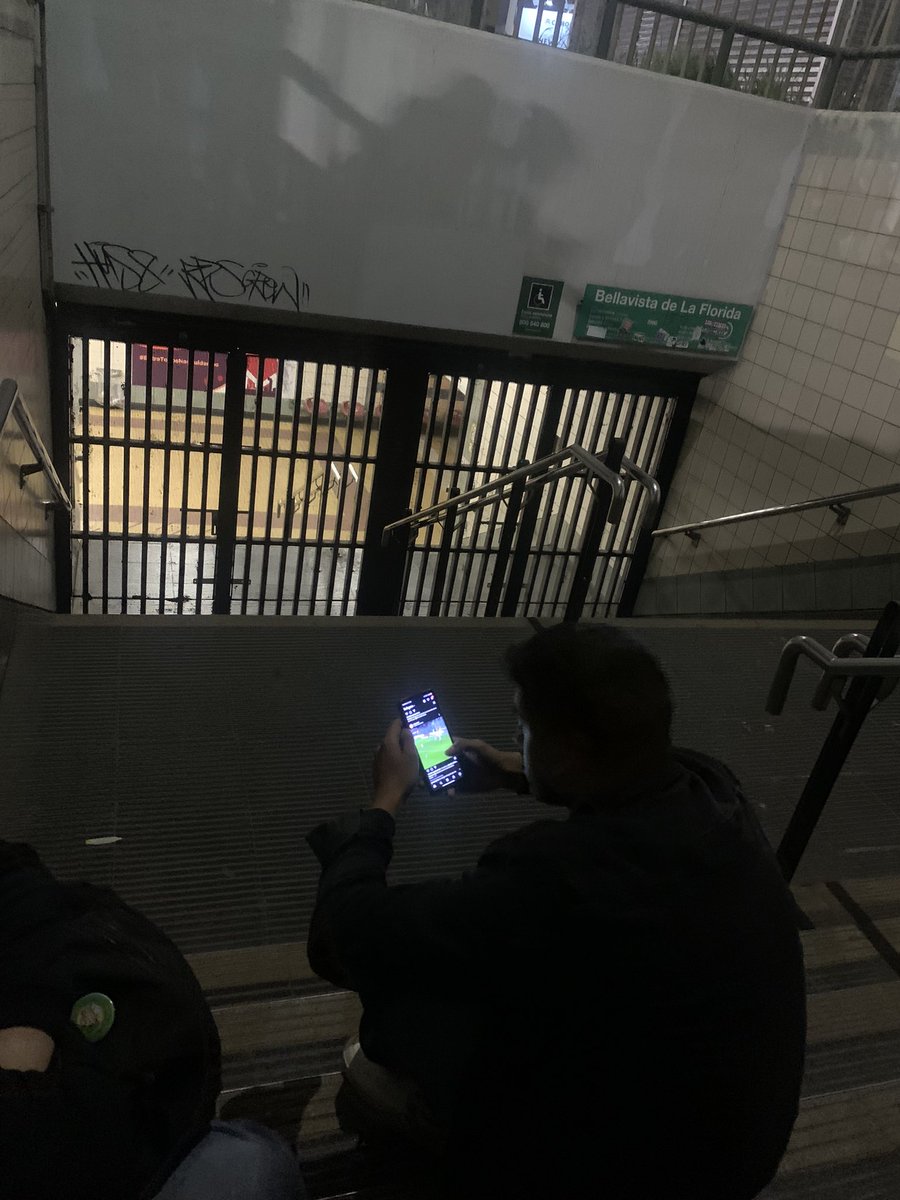 ppasten94's tweet photo. @metrodesantiago Abran la wea si la gente no está haciendo nada!!! Nos queremos ir a la casa https://t.co/DceGa4pOAE