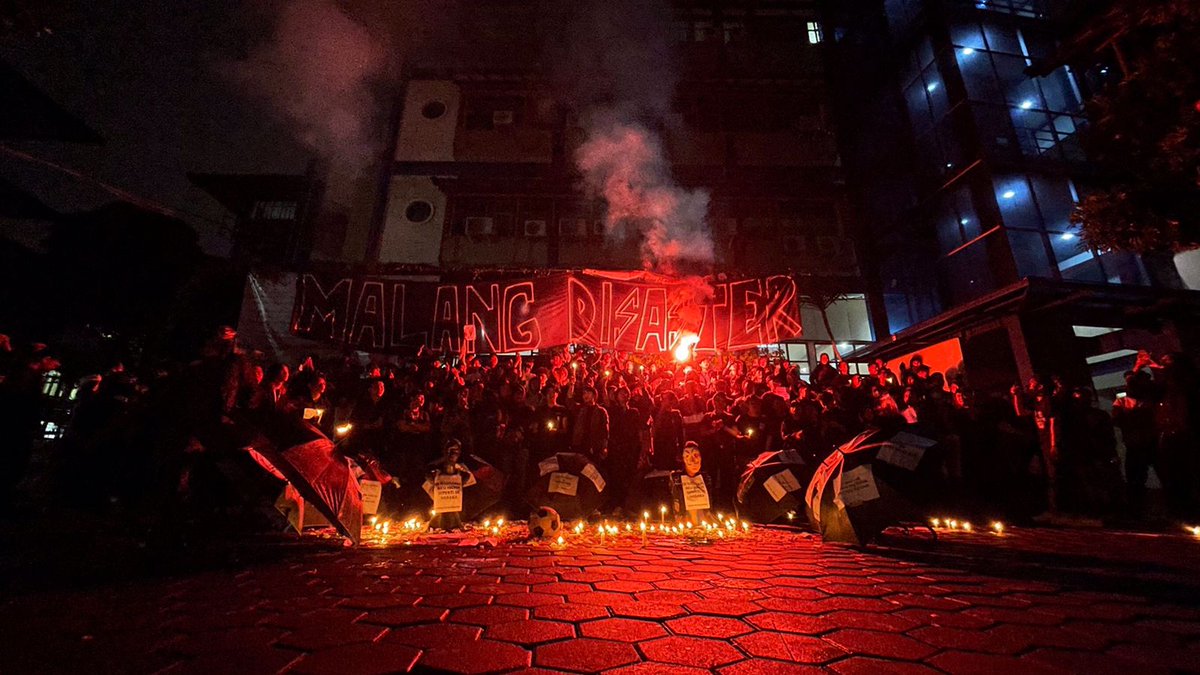 Justice for kanjuruhan..dari kami untuk kawan2 malang..mungkin hanya doa yg bisa kami panjatkan malam tadi,tapi apa yg kalian perjuangkan,Insya Allah kami akan selalu dibarisan kalian..seperti apa yg dilakukan kawan2 suporter lainnya diseluruh penjuru negeri ini..malang kuat 👊👊