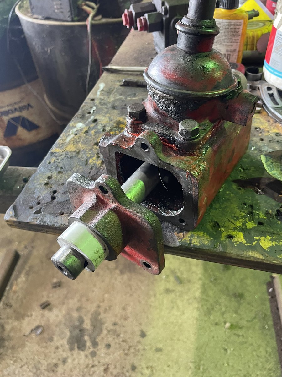 ColRichens's tweet photo. Rebuilt the gear change box on the 1977 Atkinson,new Brass and Ekalite Bushes for more wear area on the shaft https://t.co/MguDn3559p