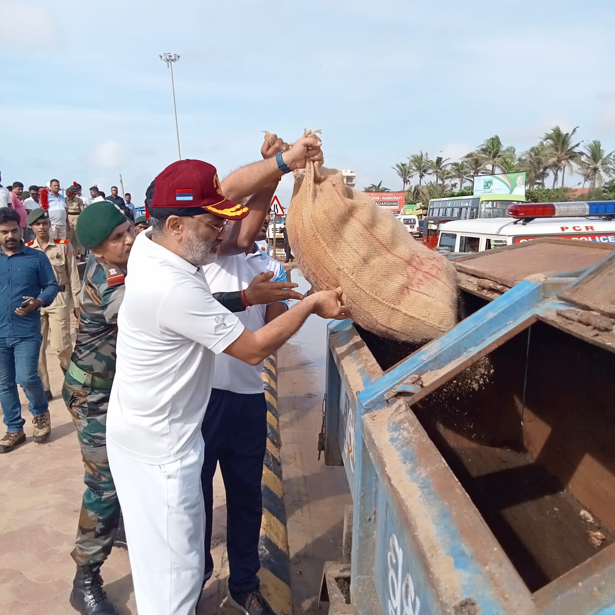 BiplabKumarBa15's tweet photo. DG NCC participated in Puneet Sagar Abhiyan today at Puri.
@HQ_DG_NCC
@dgncc_india
@kalinga_sagar
@hirakudwarrior
@14_OdishaBnNCC
@TariniWarriors
@Gopalkr55311566
@Rajeev
@salma_kisku https://t.co/CQLDovZ1mf