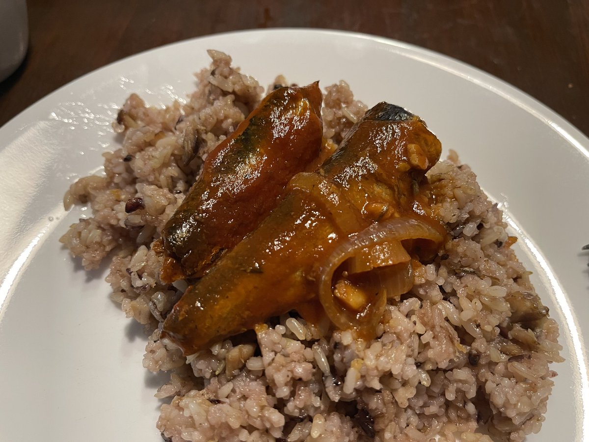 ZandroOchona's tweet image. Ginisang Sardinas at Garlic Fried Rice tapos may panghimagas na Biko at Latik. Perfect na ka-partner ng kape sa agahan. 😍 #PinoyBreakfast #Agahan