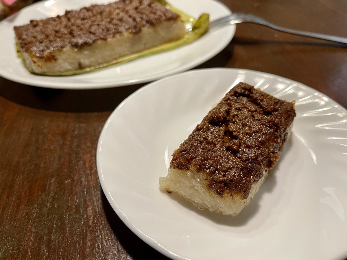 ZandroOchona's tweet image. Ginisang Sardinas at Garlic Fried Rice tapos may panghimagas na Biko at Latik. Perfect na ka-partner ng kape sa agahan. 😍 #PinoyBreakfast #Agahan