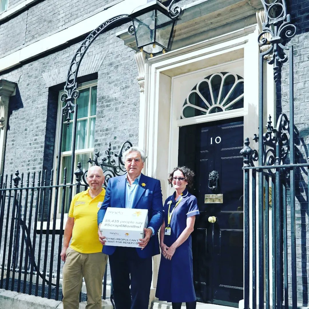 UnsungheroMark's tweet photo. My name is Mark &amp; im dying.of terminal bone cancer,rather than just waiting to die im making a stand against the way the government are penalising thousand's of terminally ill patients for living longer than 12 months.I need 89 k signatures by the 12th oct so this can be debated https://t.co/bUjUqNW7lf