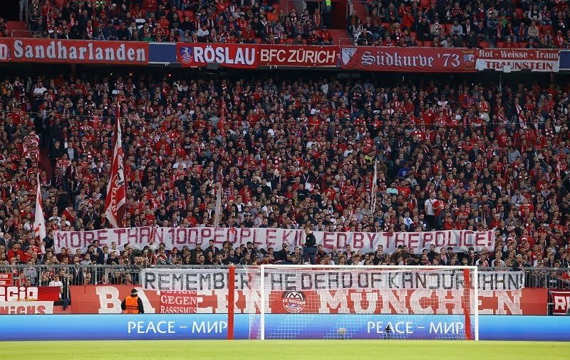 “More than 100 people killed by the police”
“Remember the dead of Kanjuruhan”

Hormat untuk fans Bayern Muenchen yang berani. Karena perasaan suporter fanatik, dimanapun pasti sama.

Kita memang tidak berlayar di kapal yang sama, tapi kira arungi lautan yang sama.