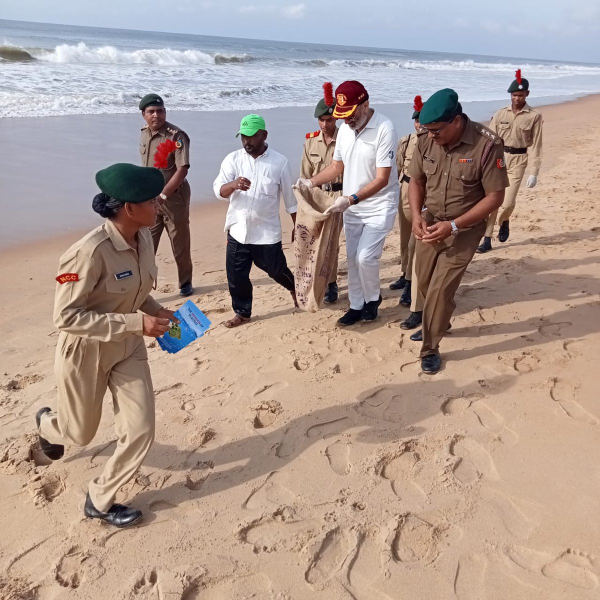 BiplabKumarBa15's tweet photo. DG NCC participated in Puneet Sagar Abhiyan today at Puri.
@HQ_DG_NCC
@dgncc_india
@kalinga_sagar
@hirakudwarrior
@14_OdishaBnNCC
@TariniWarriors
@Gopalkr55311566
@Rajeev
@salma_kisku https://t.co/CQLDovZ1mf