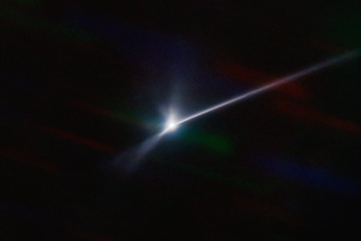 Cosmo_Noticias's tweet photo. Dos días después del impacto de la sonda DART con la superficie de Dimorphos, el telescopio SOAR ubicado en Chile, y operado por @NOIRLabAstro y AURA, fotografió una cola de más de 10.000 kilómetros de escombros lanzados al espacio.

https://t.co/67VZqfpOi6 https://t.co/4hMKhzpTnT