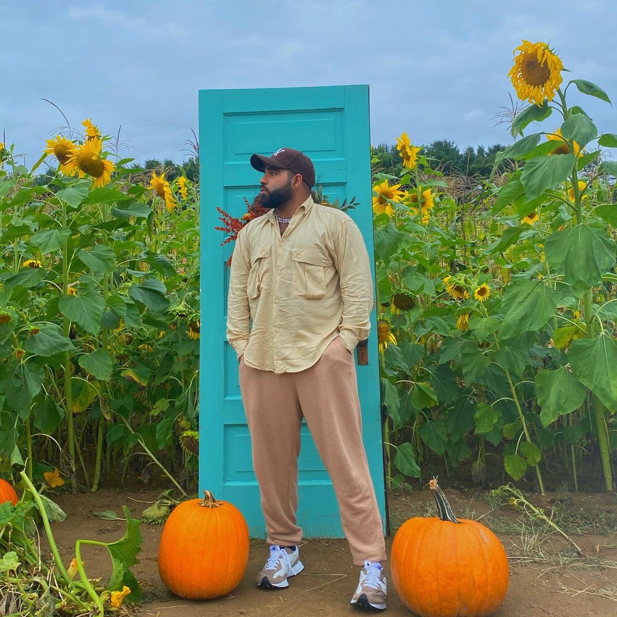 ayyanch33's tweet photo. dad fit at the pumpkin patch https://t.co/Qynr00cD48